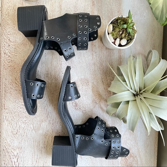 SOLD🕷 MIA black strappy buckle sandals with grungey grommet embellishments 🕷 - Picture 3 of 9